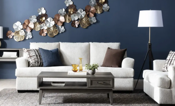 Desain ruang tengah dengan karya seni dinding yang unik dan menarik